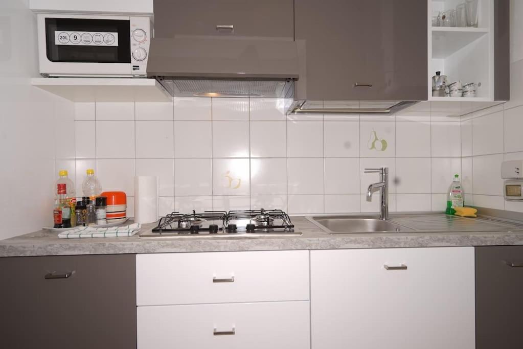 Central Guesthouse Cir 015146-Cni-01484 Милано Екстериор снимка
